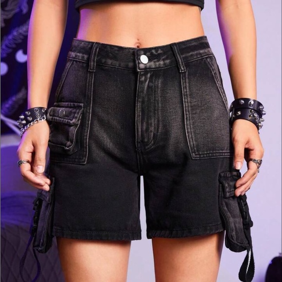 Grunge Punk Flap Pocket Denim Shorts (ROMWE) - Picture 4 of 5
